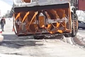 Попал под снегоуборочную машину