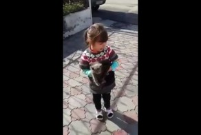 Девочка просит оставить котёнка