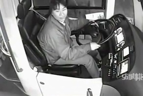 Водитель автобуса спасла пассажиров перед потерей сознания от травмы