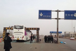 В Китае автобус врезался в ограничительный барьер