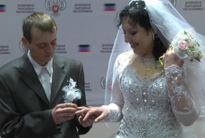 Красивая пара. Свадьба ополченцев.