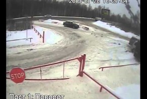 Самосвал не вписался в поворот