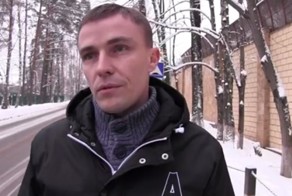 Сотрудники ДПС из эскорта чиновника пытаются лишить парня прав