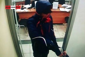 Грабитель стрелял, но в банке ему в деньгах отказали