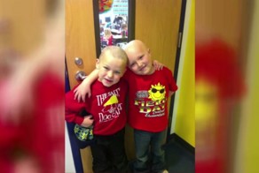 7-летний школьник побрил голову ради моральной поддержки друга  