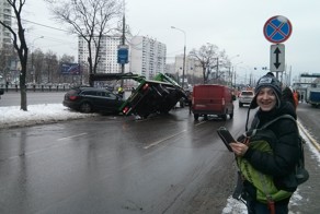 Эвакуатор упал на машину во время погрузки