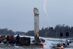 Деревянный фаллический символ выдали за памятник в Эстонии