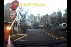 Шлагбаум и мужик (или не мужик)