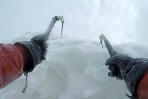 Альпинист покорил замерзший Ниагарский водопад