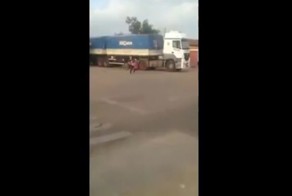 Прыжок самоубийцы под колеса грузовика