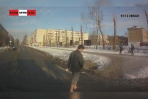 Бухой в шортах и тапках идёт по зебре и отливает