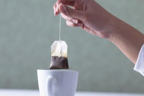 18 гениальных способов повторного использования чайных пакетиков