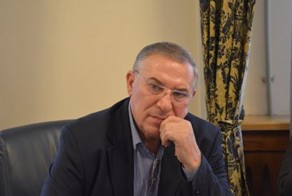 Алматы: Из-за фар на наши бедные головы оседают в день десятки тонн