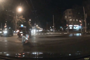 Мотоциклист сбивает пешехода