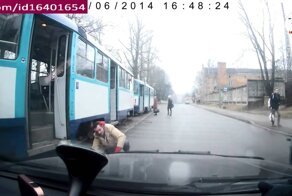Шикарный выход из трамвая