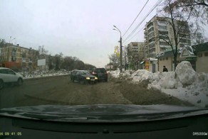 Прилетел в припаркованный внедорожник - ДТП в Самаре