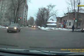 Погоня за авто с человеком на капоте