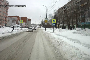 Девушка поскользнулась под машину