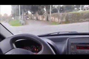 Перегруженный тук-тук и холм