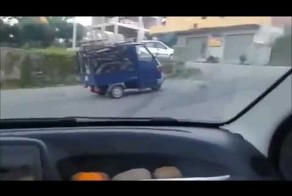В горку на перегруженном тук-туке (автори́кше)