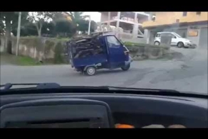 Piaggio Ape 50 и крутой подъем