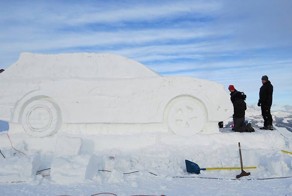 Audi Q7 из снега на вершине горы