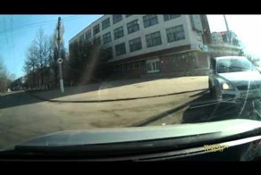 Протаранил на перекрестке - ДТП в Керчи 04.02.2015