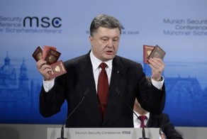 Фотожабы на Порошенко с паспортами  