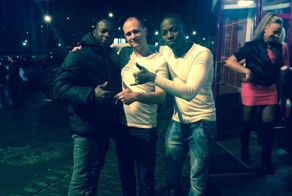 Парень классно поет  