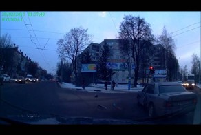 Зацепил двоих на повороте