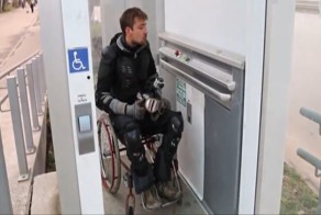 Экстремалы испытывают пандусы для инвалидов