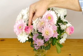 Как разместить цветы в большой вазе