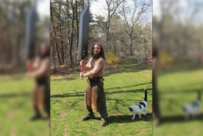 Кузнец и его необычные мечи