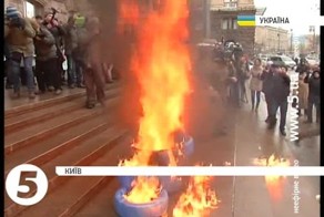 Киевляне устроили пикет у администрации Кличко из-за метро
