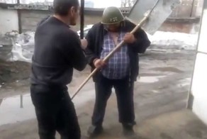 Кувалдой по кабине 