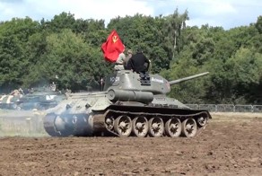 Русский танк Т-34 на шоу в Англии &quot;Война и Мир&quot; 