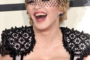 Мадонна в костюме «матадора» шокировала зрителей  премии «Грэмми» 