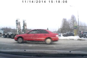 Грузовик в заносе снес легковушку