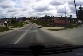 Развернулся