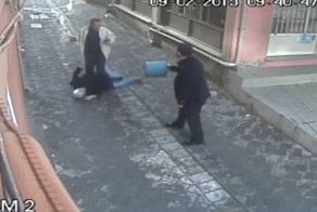 С ведром против ножа