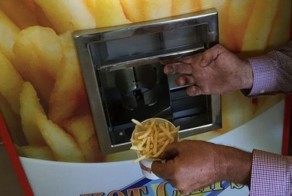 18 неожиданных продуктов, которые продаются в автоматах