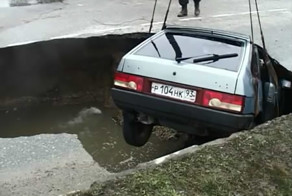 В Армавире машина провалилась под асфальт