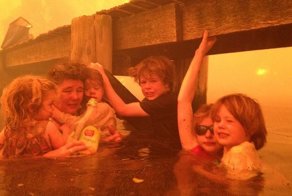 Спас семью от пожара (5 фото)