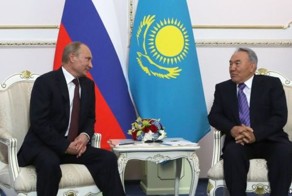 Назарбаев поручил заменить доллары на тенге