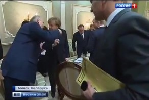 Лукашенко не давал Путину пододвинуть стул )))