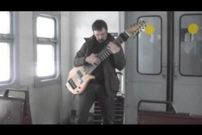 Гитарист играет на 12-струнной гитаре