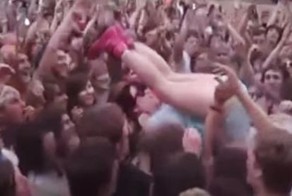 Почему певица Кэти Перри больше не прыгает в толпу