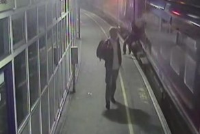 Пьяный мужчина чудом остался жив, упав под поезд