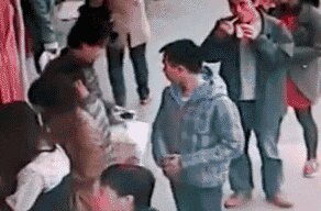 Вытащил кошелёк