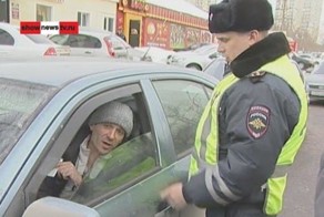 ГАИшники выковыривают "шкодного" иностранца